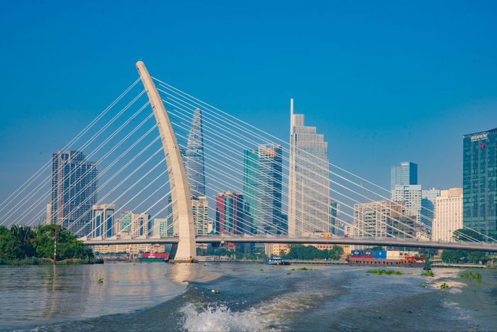 Tàu dần rời xa bến, khung cảnh phía xa hiện ra là các cao ốc của TP.HCM.