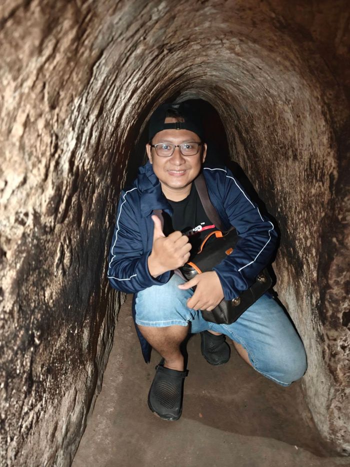 Du khách trải nghiệm di chuyển trong đường hầm tại Địa đạo Củ Chi.