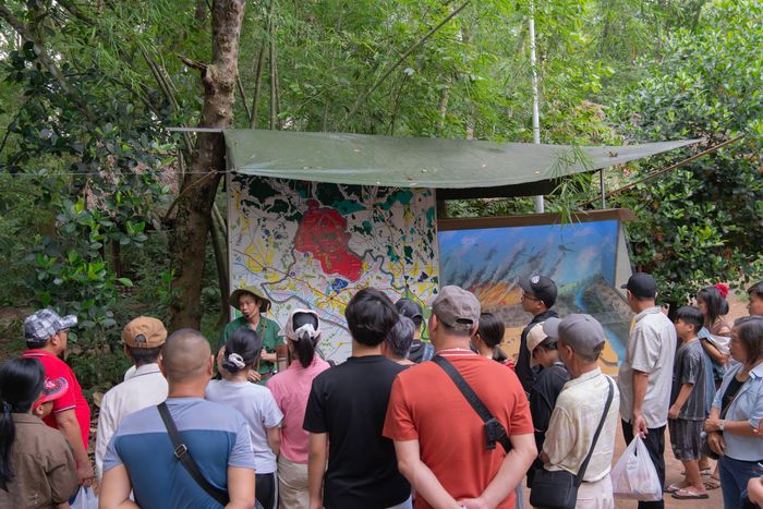 Du khách nghe thuyết minh tại Địa đạo Củ Chi.