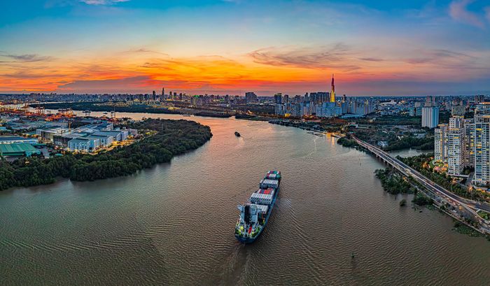 Tàu hàng trên sông, phía xa là đường chân trời TP.HCM.