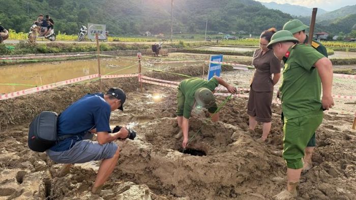 Dù trời nắng hay mưa, pó·ng viên luôn bám sát cơ sở lấy thông tin nhanh nhất.