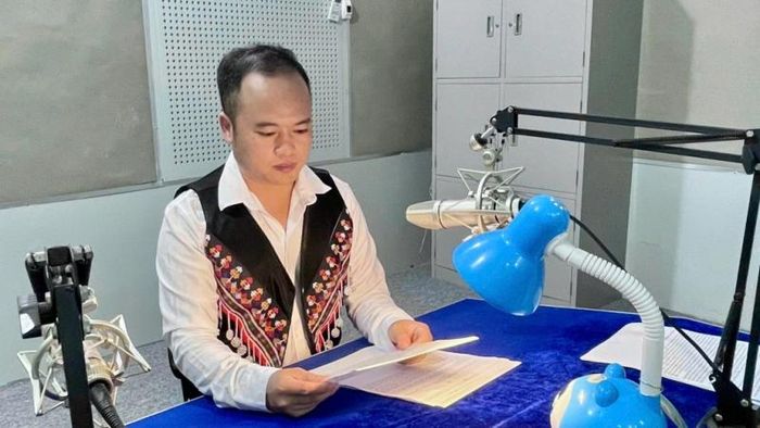 Phát thanh viên Phòng Dân tộc, Báo và Phát thanh, truyền hình Cao Bằng đọc chương trình phát thanh tiếng Mông.