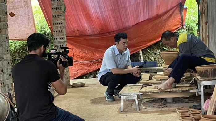 Phóng viên phản ánh chân thực đời sống, sản xuất của người dân qua từng thước phim.