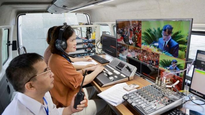 Bộ phận kỹ thuật nỗ lực hoàn thành các chương trình Truyền hình trực tiếp.