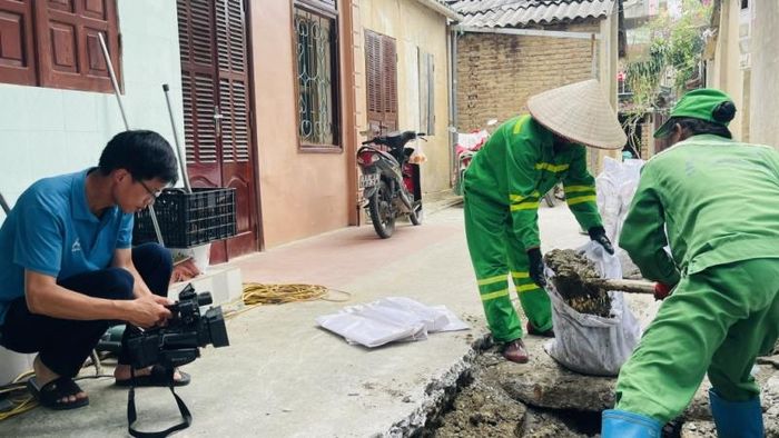 Phóng viên khai thác thông tin tại cơ sở.
