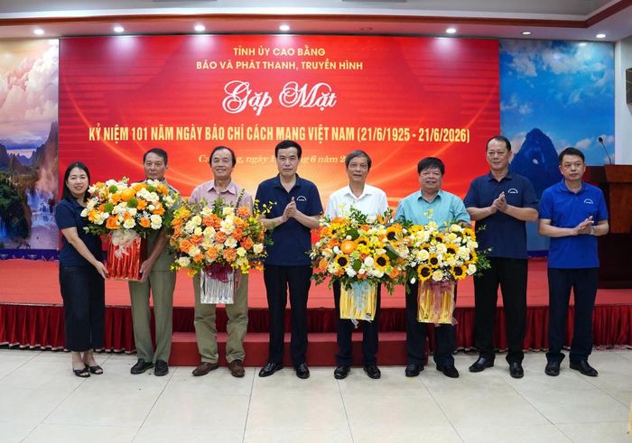 Lãnh đạo Báo và Phát thanh, Truyền hình Cao Bằng tặng hoa tri ân các đồng chí nguyên lãnh đạo qua các thời kỳ.