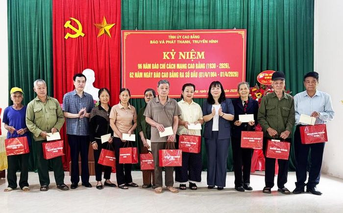 Đồng chí Sầm Việt An, Tỉnh ủy viên, Giám đốc Báo và Phát thanh, Truyền hình Cao Bằng tặng quà các gia đình có truyền thống cách mạng, gia đình chính sách tại xóm Lũng Phầy và xóm Lam Sơn Thượng, xã Hòa An.