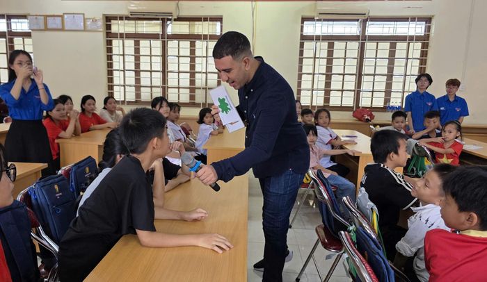 Học sinh Trung tâm Bảo trợ xã hội tỉnh tham gia buổi học tiếng Anh đầu tiên sau lễ khởi động dự án.