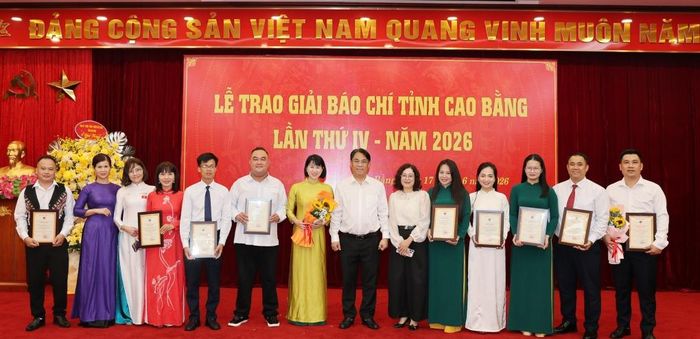 Bí thư Tỉnh ủy Phan Thăng An chúc mừng phóng viên Báo và Phát thanh, truyền hình Cao Bằng đoạt giải tại Lễ trao giải báo chí tỉnh lần thứ IV.