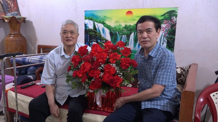 Giám đốc Báo và Phát thanh, truyền hình tỉnh Sầm Việt An tặng hoa đồng chí Vũ Quang Minh, nguyên Phó Tổng Biên tập Báo Cao Bằng nhân Ngày Báo chí Cách mạng Việt Nam.