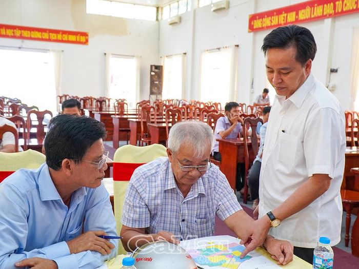  Xã Thới Bình đã hoàn thành công tác lấy ý kiến người dân về đề án sắp xếp các ấp trên địa bàn. 99% ý kiến thống nhất với phương án sắp xếp từ 18 ấp xuống còn 9 ấp.