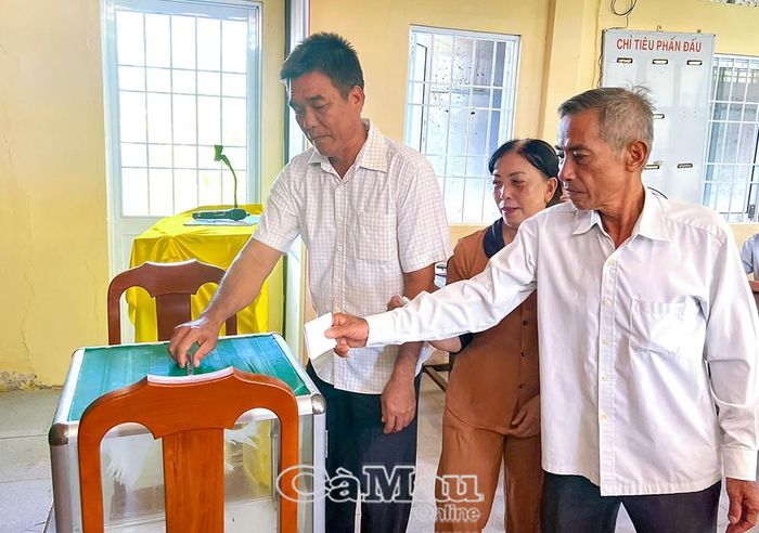 Người dân xã Tân Lộc bỏ phiếu đóng góp ý kiến vào đề án tinh gọn, sắp xếp lại các ấp trên địa bàn.