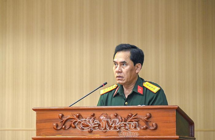 Đại tá Chau Chắc, Phó Chính ủy Bộ CHQS tỉnh An Giang, báo cáo kết quả của Cụm thi đua 5 tỉnh.