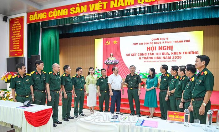 Trung tướng Hồ Văn Thái, Bí thư Đảng ủy, Chính ủy Quân khu 9, trao đổi kinh nghiệm thực hiện các phong trào thi đua.