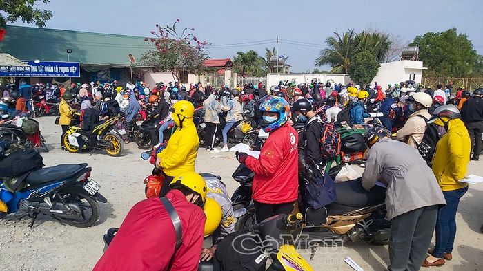 Sau những tháng ngày chống chọi với đại dịch nơi đất khách, hàng ngàn lao động đã vượt chặng đường dài để trở về quê hương, đoàn tụ cùng gia đình khi các quy định phong tỏa được gỡ bỏ.
