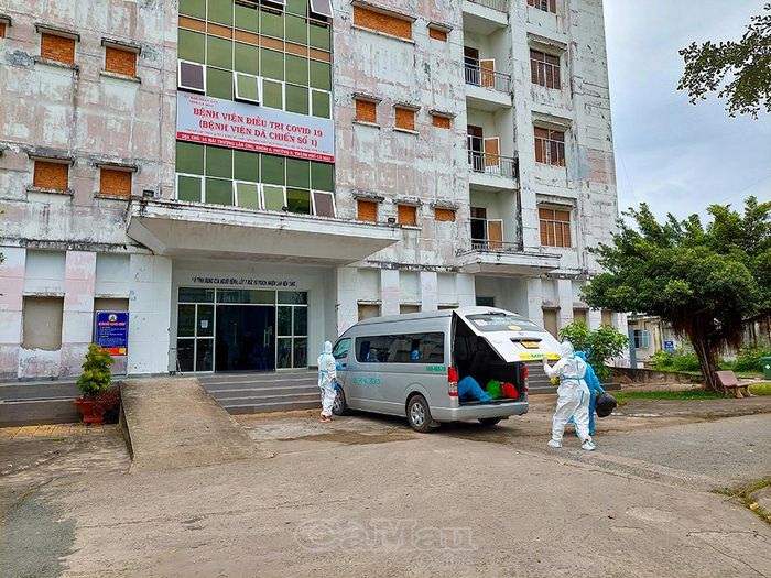 Giữa những ngày dịch bệnh căng thẳng, các nhân viên y tế khẩn trương đưa bệnh nhân đến Bệnh viện dã chiến số 1 cách ly, điều trị cho người bệnh.
