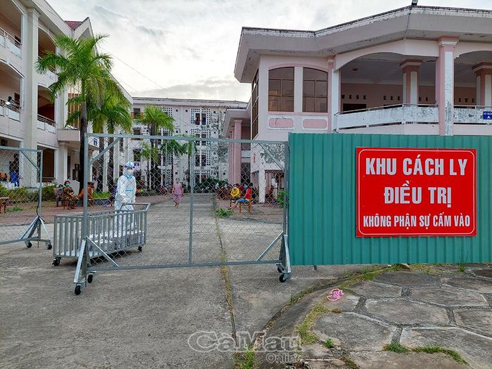 Trong khu cách ly điều trị tại Trường Chính trị tỉnh Cà Mau, các nhân viên y tế không chỉ làm nhiệm vụ chuyên môn mà còn tận tình mang từng suất cơm đến người cách ly, sẻ chia khó khăn trong những ngày dịch bệnh căng thẳng.
