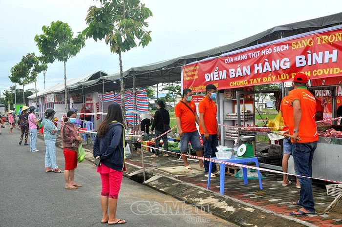 Giữa những ngày giãn cách xã hội, “chợ tạm” dã chiến trên đường Châu Văn Liêm, Khu dân cư Minh Thắng (nay là phường An Xuyên) trở thành điểm cung ứng nhu yếu phẩm cho người dân trong khu vực phong tỏa, cách ly, góp phần bảo đảm đời sống sinh hoạt trong thời điểm dịch bệnh diễn biến phức tạp.