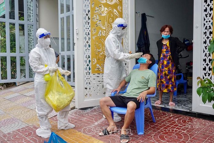 Bất chấp mưa nắng khắc nghiệt, các nhân viên y tế vẫn kiên trì đi từng ngõ, gõ từng nhà để lấy mẫu xét nghiệm COVID-19, lặng lẽ góp sức trong cuộc chiến chống đại dịch.