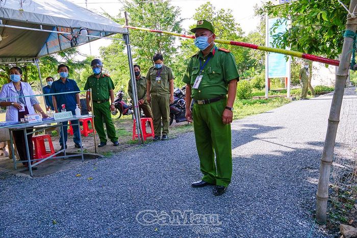 Không riêng lực lượng y tế nơi tuyến đầu chống dịch, các cán bộ, chiến sĩ công an bất kể ngày đêm vẫn kiên trì bám chốt kiểm soát người và phương tiện ra vào địa bàn, góp phần ngăn chặn dịch bệnh lây lan trong cộng đồng.