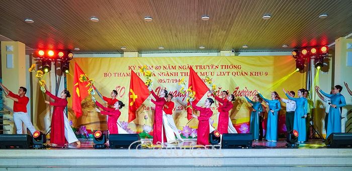 Nhiều tiết mục văn nghệ đặc sắc do Đoàn Văn công Quân khu 9 biểu diễn.