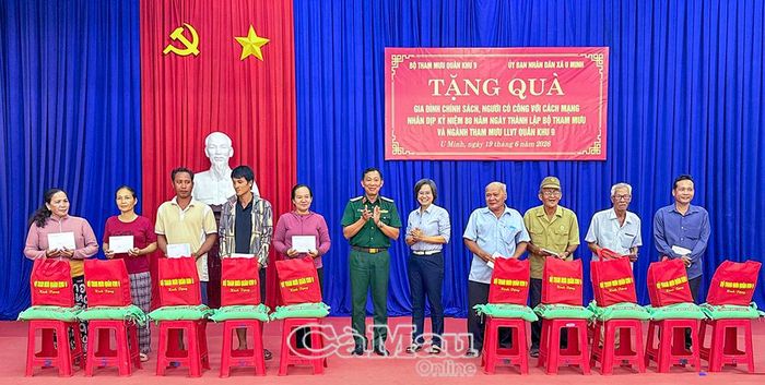 Thiếu tướng Huỳnh Chiến Công, Phó Tham mưu trưởng Quân khu 9 và đồng chí Trần Thanh Nhanh, Phó Bí thư Thường trực Đảng ủy xã U Minh, trao quà cho các gia đình.