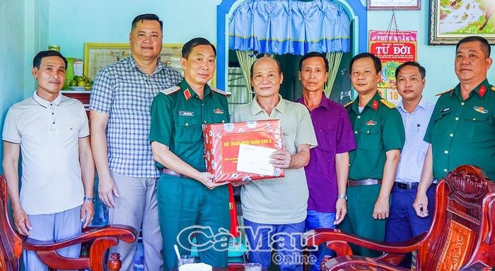 Bộ Tham mưu Quân khu 9 tặng nhiều phần quà cho các gia đình chính sách, người có công tại xã U Minh.