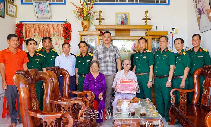 Thiếu tướng Huỳnh Chiến Công, Phó Tham mưu trưởng Quân khu 9 (thứ tư từ phải sang), trao quà cho các gia đình chính sách tại xã U Minh.