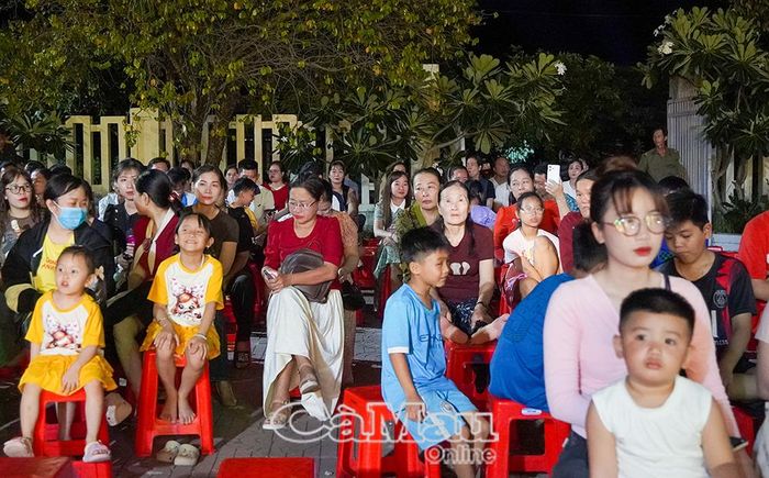 Đông đảo người dân đến xem chương trình văn nghệ.
