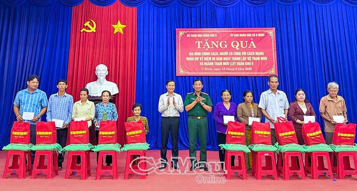 Thiếu tướng Huỳnh Chiến Công, Phó Tham mưu trưởng Quân khu 9 và đồng chí Lê Hồng Thịnh, Bí thư Đảng ủy, Chủ tịch HĐND xã U Minh, trao quà cho các gia đình. Mỗi phần quà trị giá 1 triệu đồng, gồm nhu yếu phẩm và 500 ngàn đồng tiền mặt.