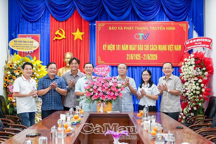 Lãnh đạo xã Đất Mới tặng hoa chúc mừng Báo và phát thanh, truyền hình Cà Mau nhân Ngày Báo chí Cách mạng Việt Nam 21/6.