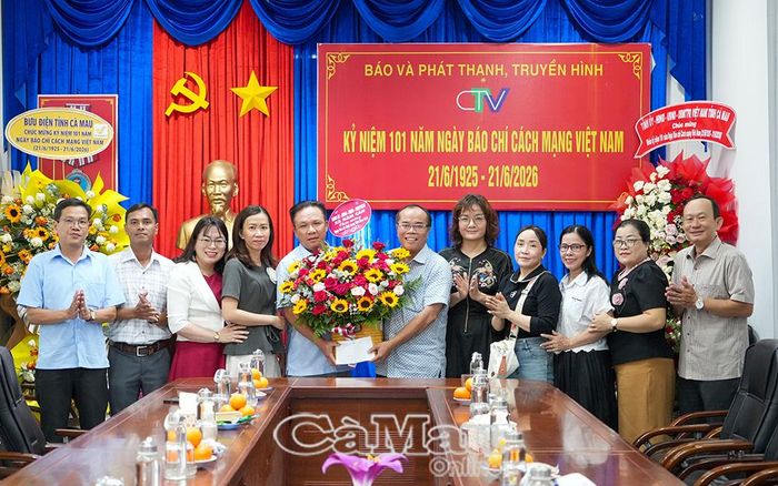  Lãnh đạo xã Năm Căn tặng hoa chúc mừng Báo và phát thanh, truyền hình Cà Mau nhân kỷ niệm 101 năm Ngày Báo chí Cách mạng Việt Nam.