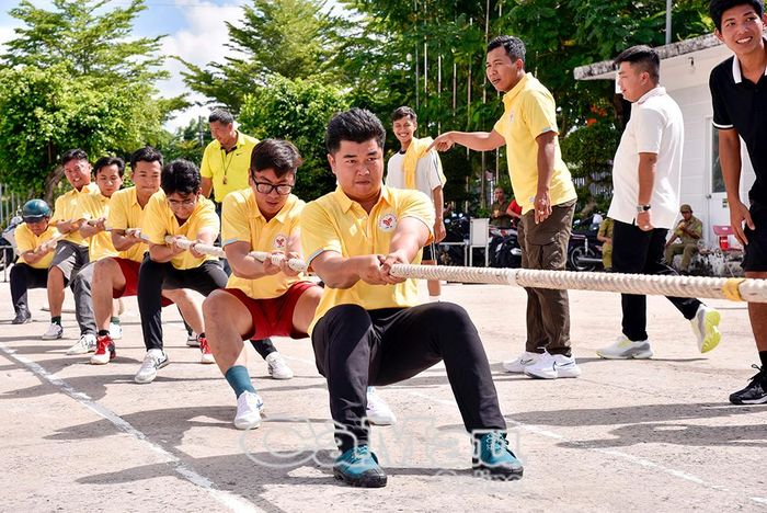 Môn thi kéo co diễn ra quyết liệt.