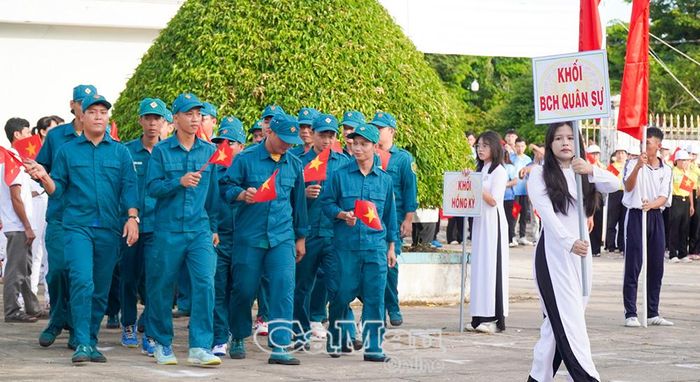 Các khối diễu hành của lực lượng vũ trang, công chức, học sinh và nhân dân các xã. 