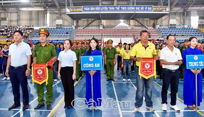 Lãnh đạo các phường trong Cụm số 2 tặng cờ lưu niệm cho các đơn vị tham gia Đại hội.