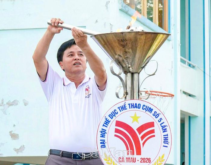  Chủ tịch UBND xã Thới Bình Phạm Thanh Phương thực hiện nghi thức thắp ngọn lửa truyền thống tại Lễ khai mạc Đại hội.