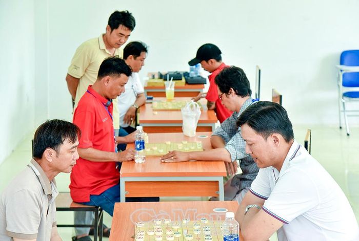  Các vận động viên thi đấu môn cờ tướng.