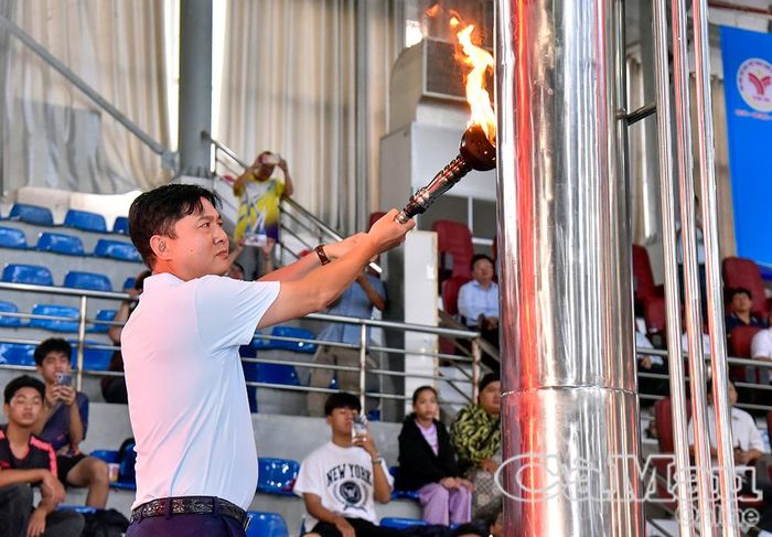 Chủ tịch UBND phường Bạc Liêu Lê Việt Xô thực hiện nghi thức thắp đuốc Đại hội.