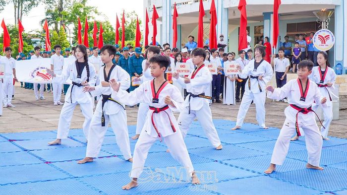 Với tinh thần “Đoàn kết, trung thực, cao thượng, tiến bộ”, ngay sau lễ khai mạc, các trận tranh tài đầu tiên đã diễn ra sôi nổi. 