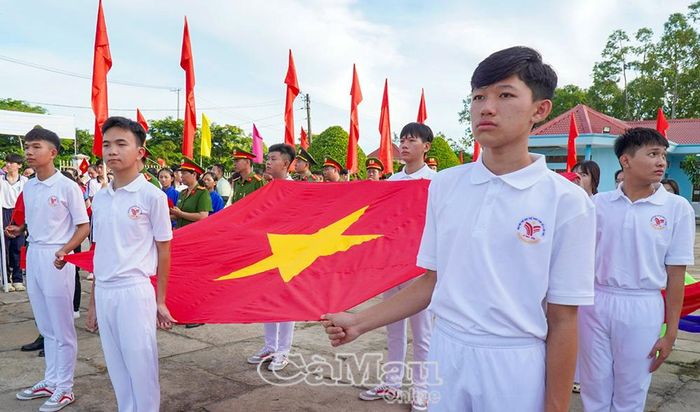 Đội rước cờ Tổ quốc và cờ Đại hội tiến qua lễ đài, mở màn cho ngày hội thể thao.