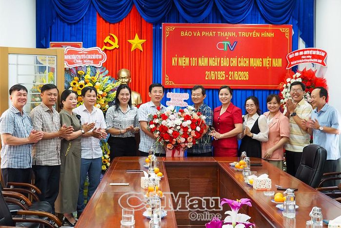  Đại diện lãnh đạo xã Tân Lộc đến thăm, chúc mừng nhân Ngày Báo chí Cách mạng Việt Nam.