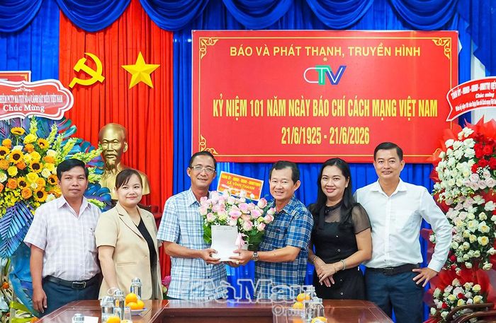 Đại diện lãnh đạo xã Vĩnh Thanh đến thăm, chúc mừng nhân Ngày Báo chí Cách mạng Việt Nam.