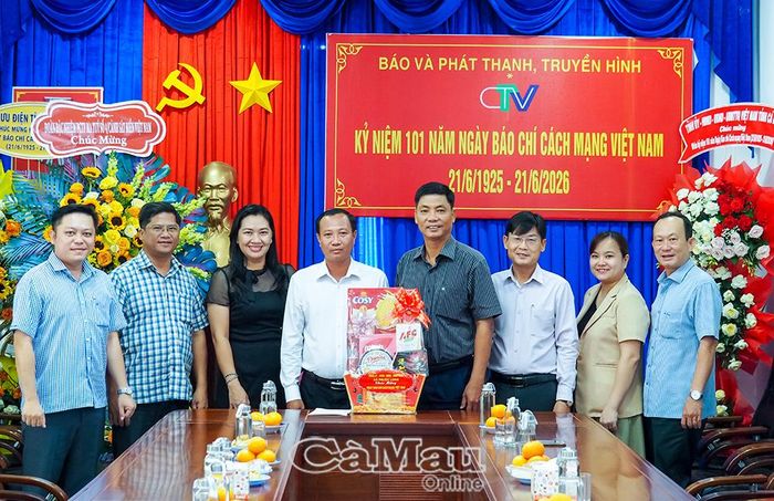  Đại diện lãnh đạo xã Phước Long đến thăm và chúc mừng tại Báo và phát thanh, truyền hình Cà Mau.