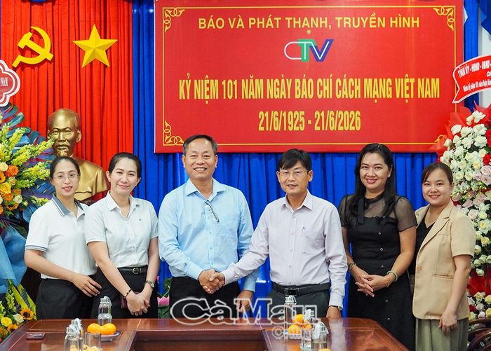 Bệnh viện Hoàn Mỹ Minh Hải tặng hoa chúc mừng đơn vị.