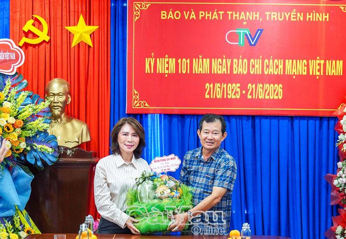 Lãnh đạo Mobifone Cà Mau chúc mừng tập thể cán bộ, viên chức, người lao động của đơn vị.