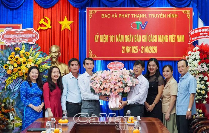 Ngân hàng Nhà nước Việt Nam Chi nhánh tỉnh Cà Mau đến thăm và chúc mừng đơn vị.