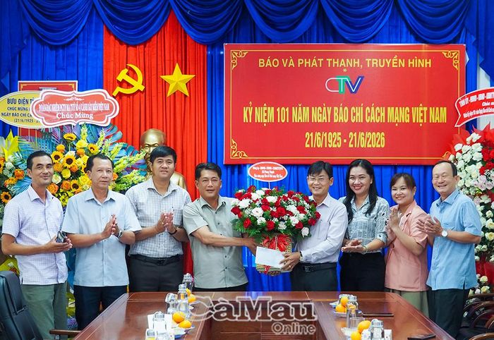 Đại diện lãnh đạo xã Phong Thạnh chúc mừng tập thể Báo và phát thanh, truyền hình Cà Mau.
