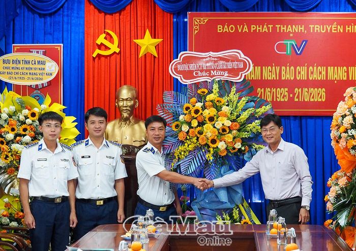 Đoàn Đặc nhiệm Phòng, chống tội phạm ma túy số 4 - Cảnh sát biển Việt Nam tặng hoa chúc mừng tập thể Báo và phát thanh, truyền hình Cà Mau.