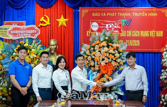  Đại diện Trường Đại học Bình Dương, Phân hiệu tại Cà Mau chúc mừng tập thể Báo và phát thanh, truyền hình Cà Mau nhân Ngày Báo chí Cách mạng Việt Nam.
