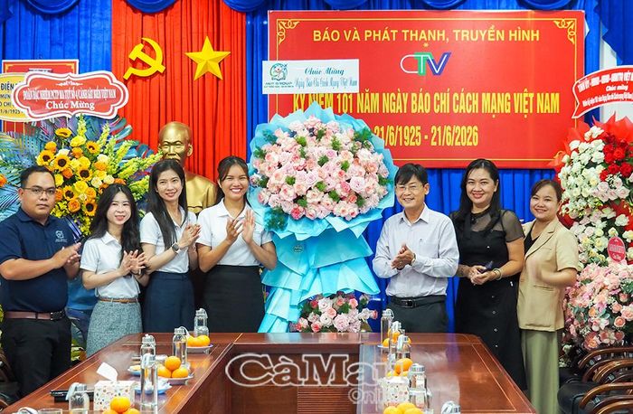 Công ty Giáo dục - Nhân lực và Du lịch Minh Hải International tặng hoa chúc mừng nhân Ngày Báo chí Cách mạng Việt Nam đến tập thể Báo và phát thanh, truyền hình Cà Mau.